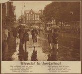 872761 Gezicht over de noordzijde van het Vredenburg te Utrecht, op een regenachtige dag.